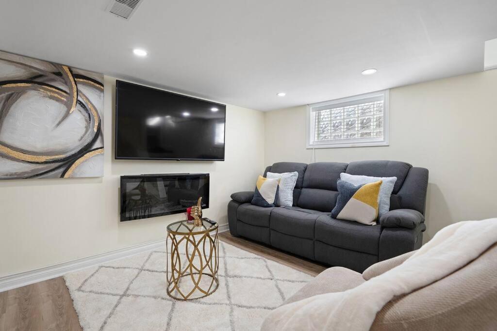 Beautiful Renovated Oasis * Niagara Falls
